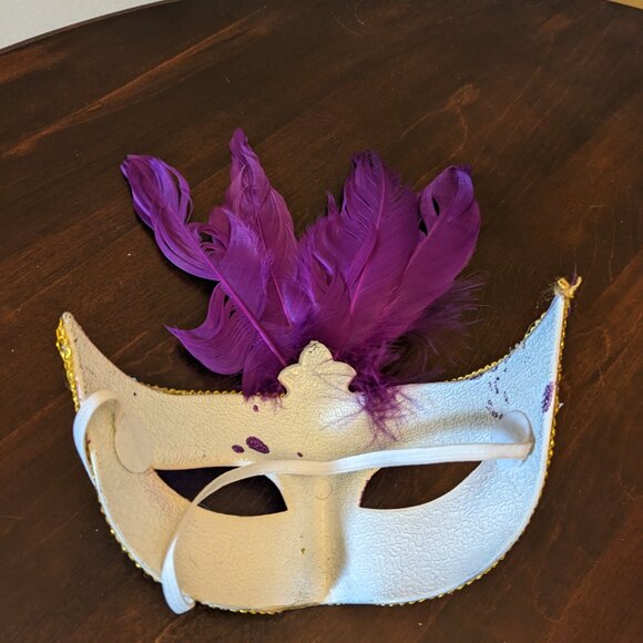 Glitter Mask with Feathers (new) - Picture 3 of 4